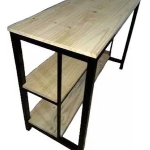 Mesa industrial de madera clara con estantes y estructura metálica negra.