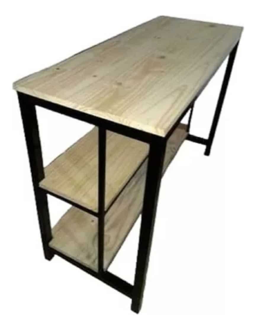 Mesa industrial de madera clara con estantes y estructura metálica negra.