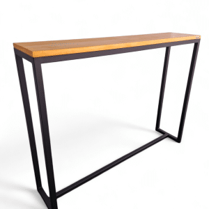 Mesa consola moderna con tablero de madera clara y estructura metálica negra en forma de marco. Diseño minimalista y elegante, ideal para pasillos o entradas.