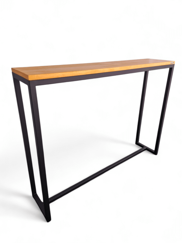 Mesa consola moderna con tablero de madera clara y estructura metálica negra en forma de marco. Diseño minimalista y elegante, ideal para pasillos o entradas.