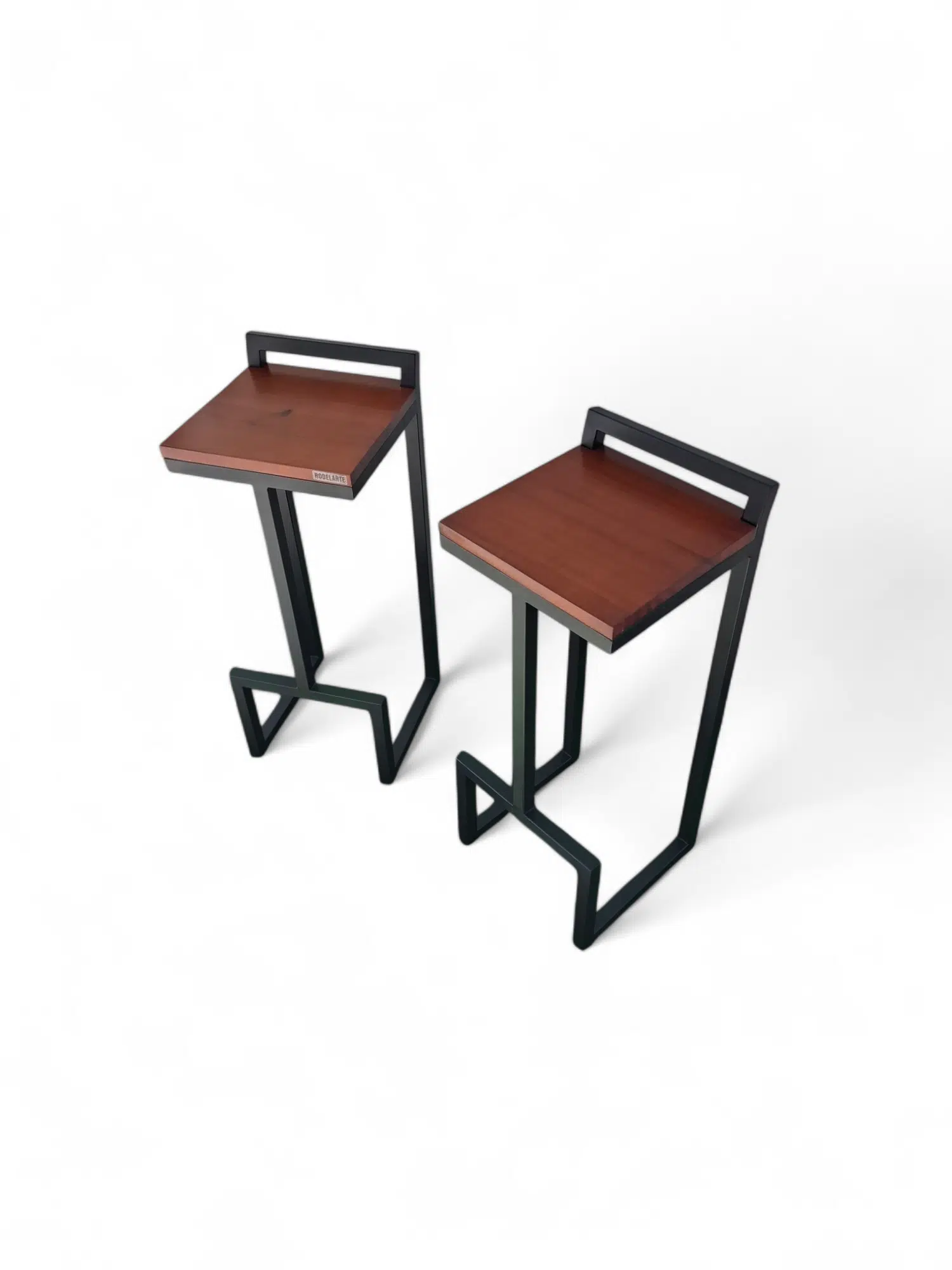 Dos taburetes modernos con asientos de madera y estructuras metálicas negras sobre un fondo blanco.