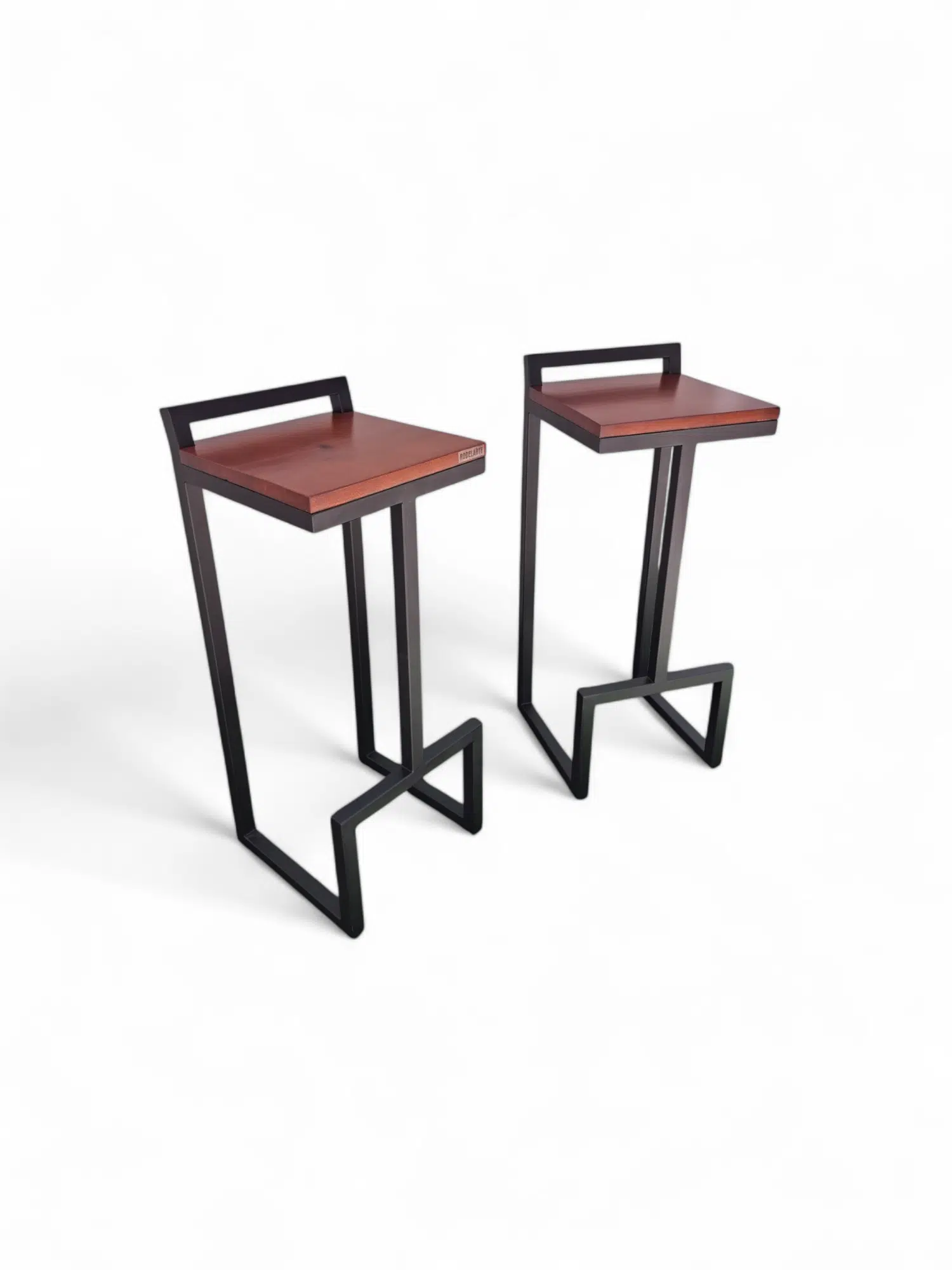 Dos taburetes modernos con estructura metálica negra y asiento de madera en un fondo blanco.
