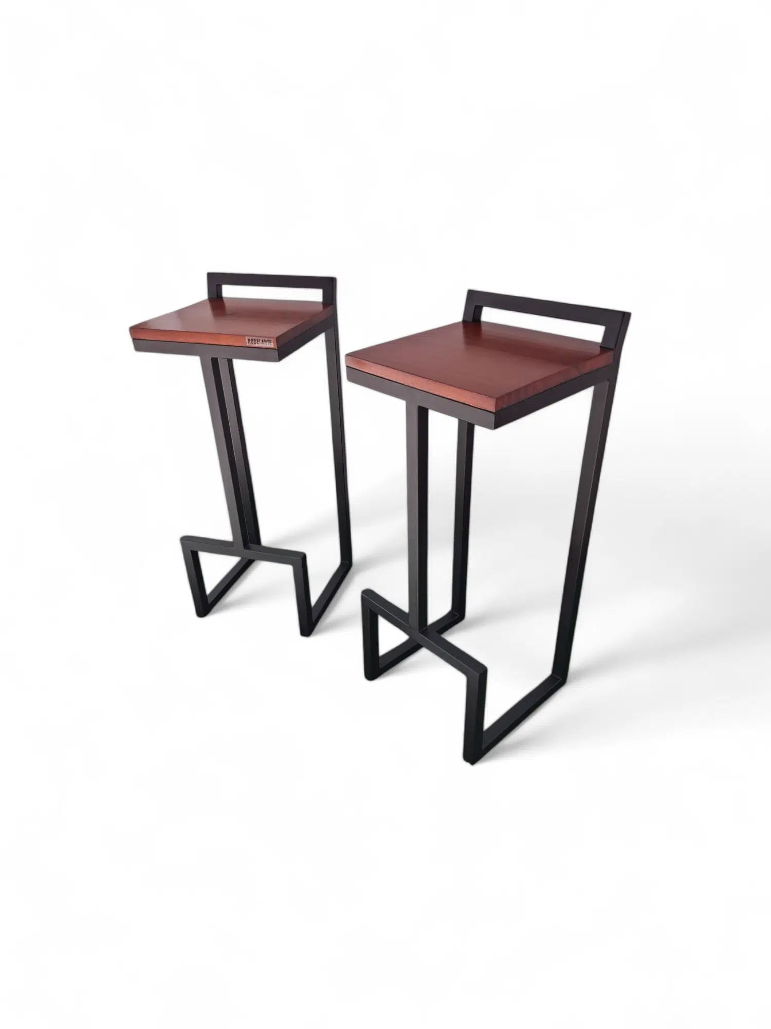 Dos taburetes modernos de madera y metal con diseño minimalista sobre fondo blanco.