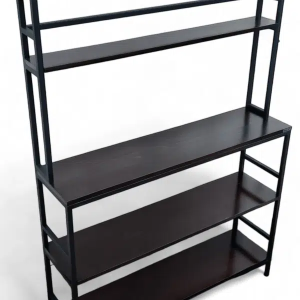 Estantería de metal y madera con cinco niveles para almacenamiento.
