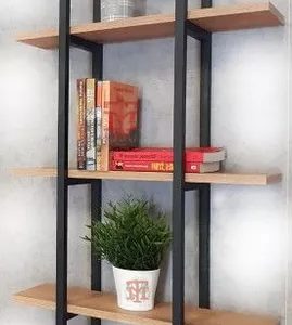 Estante de pared moderno con libros, planta en maceta blanca y objeto decorativo en estructura negra y repisas de madera.