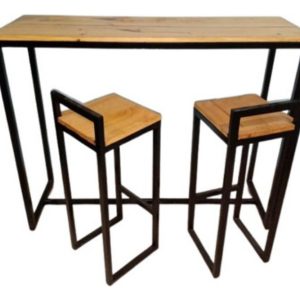 Mesa alta y dos taburetes de madera con estructura metálica negra minimalista.