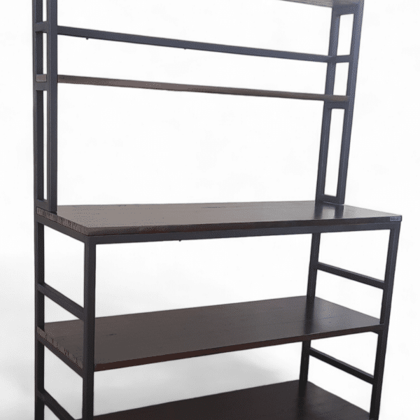 Estantería de madera y metal, con cinco niveles, fondo blanco.