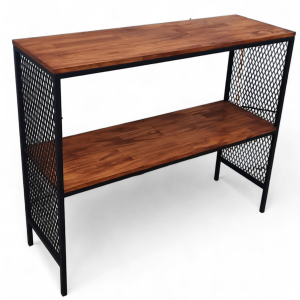 Mesa de madera con estantes y laterales de metal negro en diseño de rejilla.