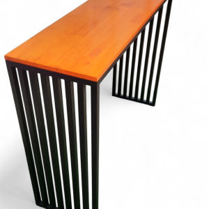 Mesa moderna con tablero de madera y patas metálicas negras con diseño de rejilla.