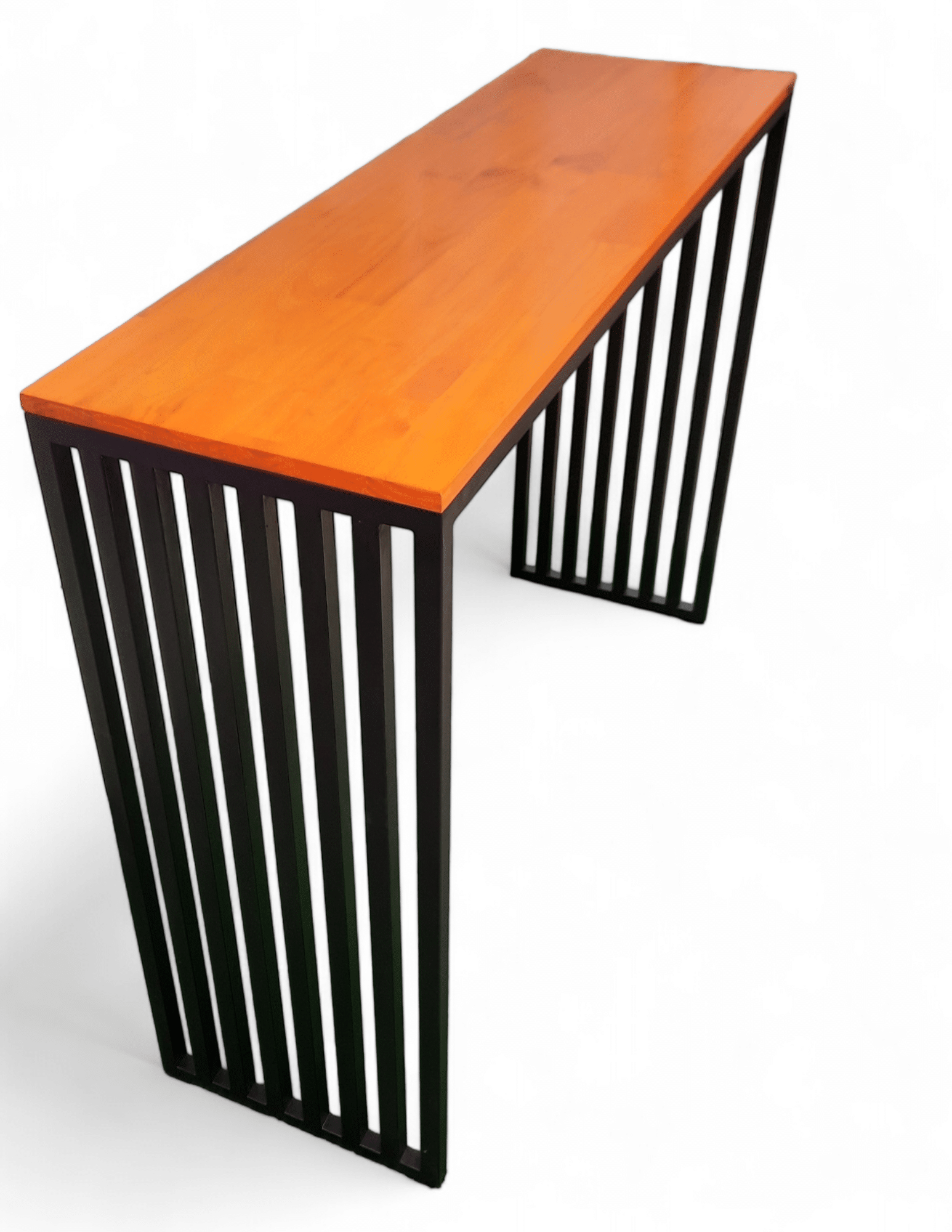 Mesa moderna con tablero de madera y patas metálicas negras con diseño de rejilla.