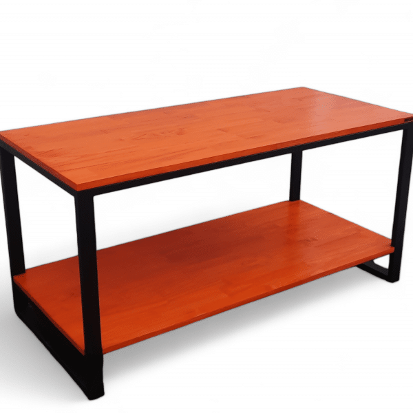 Mesa de madera con estructura metálica negra y dos niveles de estantes.