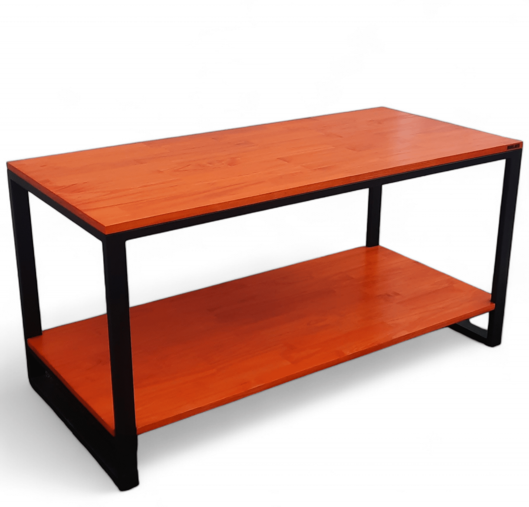 Mesa de madera con estructura metálica negra y dos niveles de estantes.