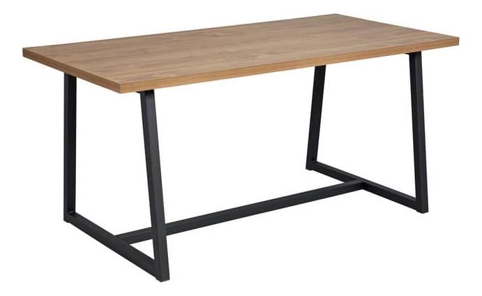 Mesa de oficina con tablero de madera y patas de metal negras.