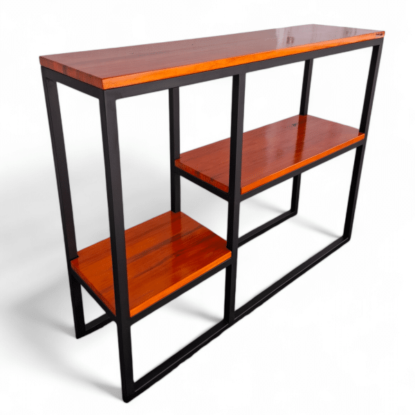 Estante moderno con estructura metálica negra y repisas de madera pulida.