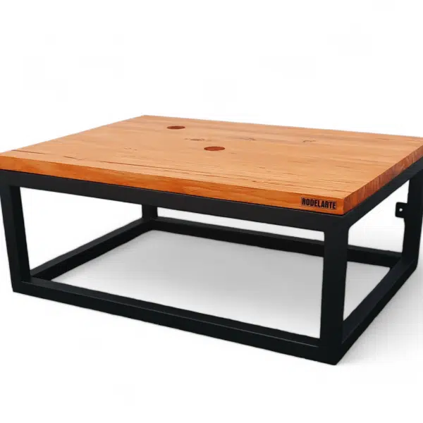 Mesa baja de diseño industrial, con base de metal negro y superficie de madera.