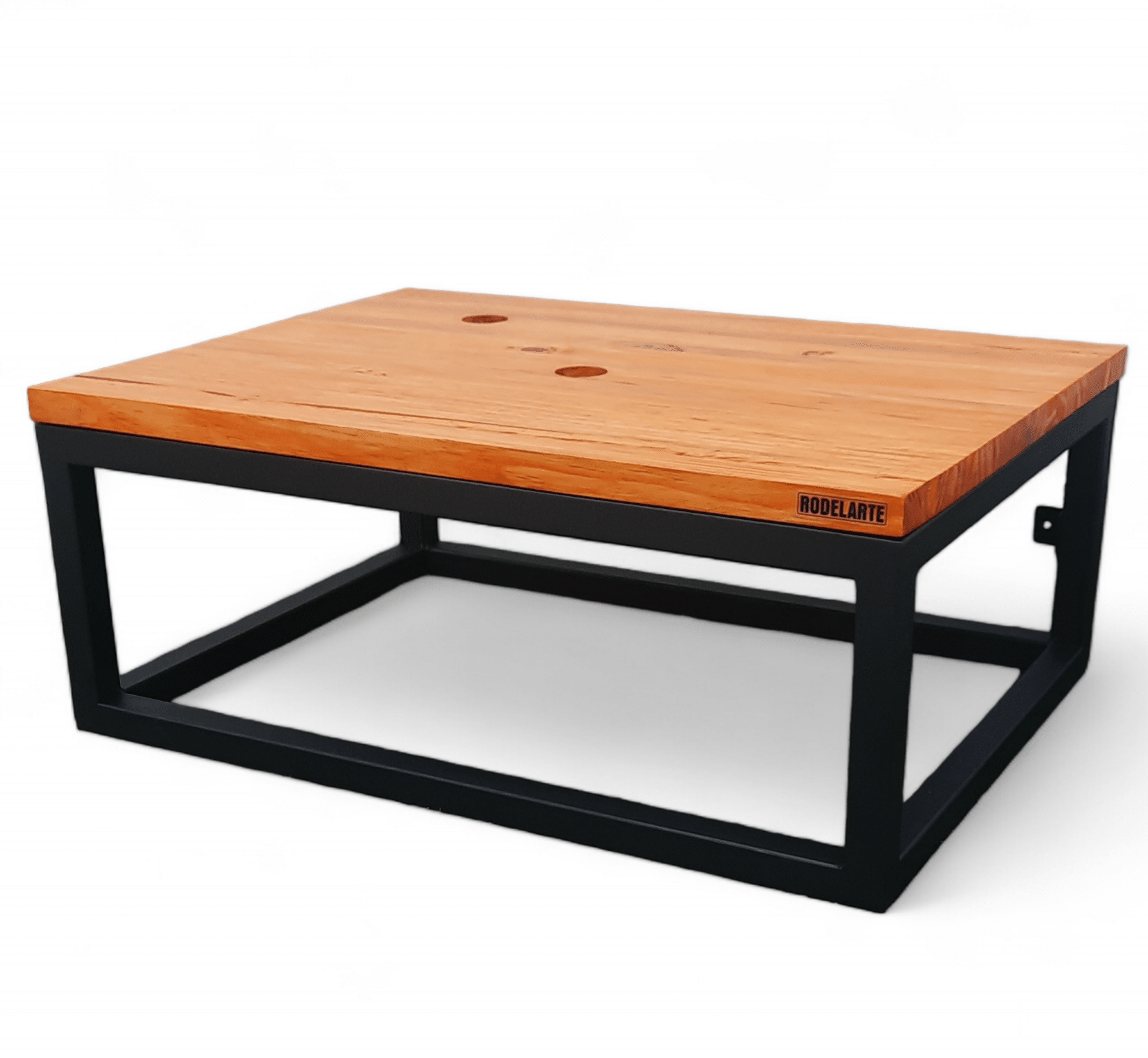 Mesa baja de diseño industrial, con base de metal negro y superficie de madera.