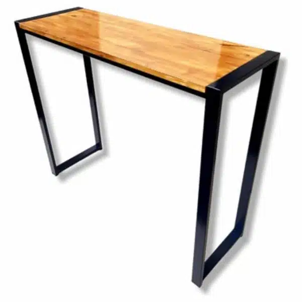Mesa alta de madera con patas metálicas negras en forma de U.