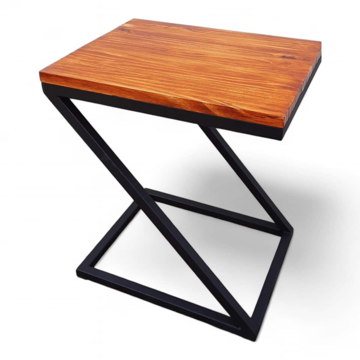 Mesa auxiliar de madera con base en forma de Z negra.