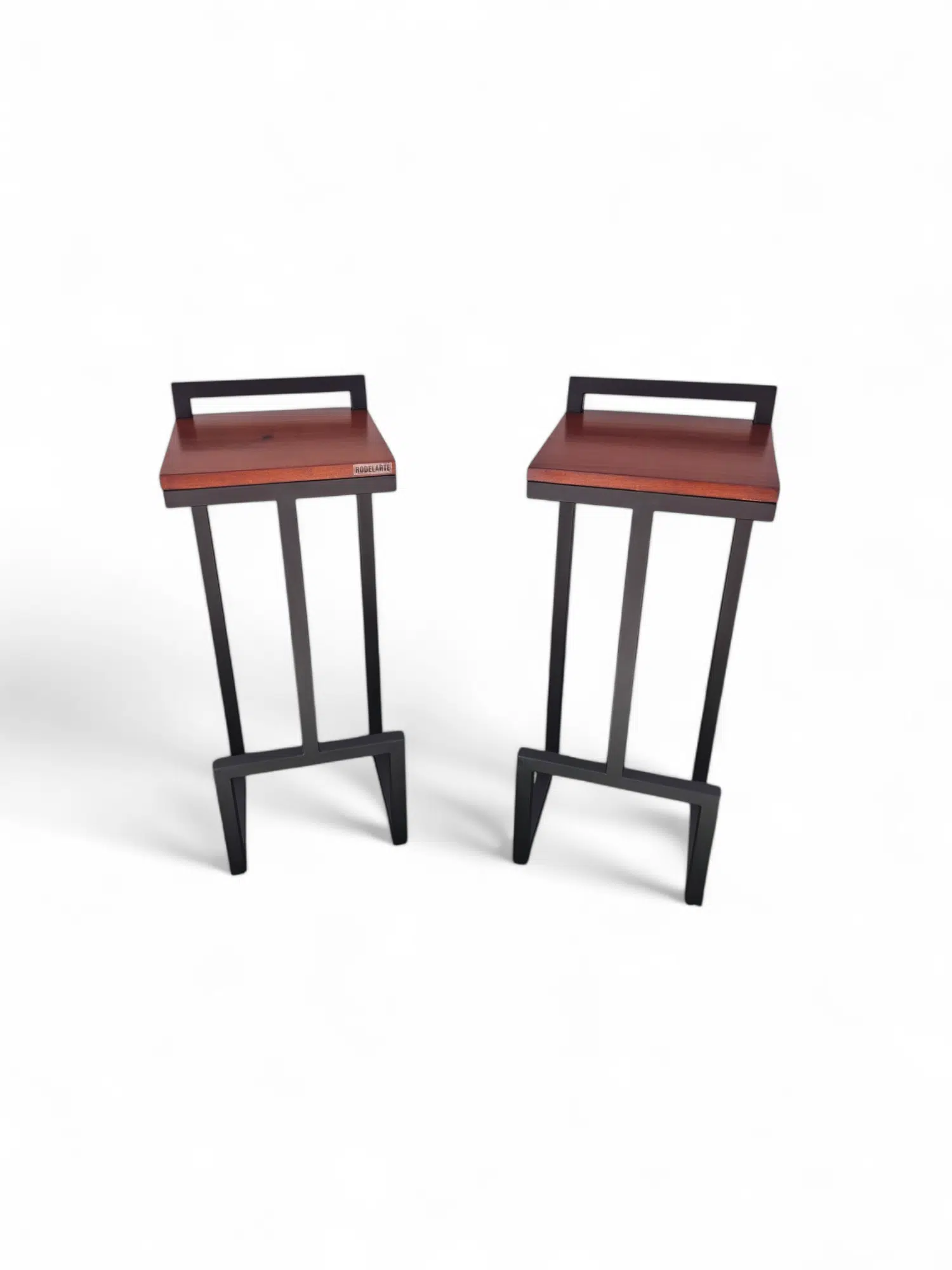Dos taburetes altos de diseño moderno con estructura metálica negra y asiento de madera.