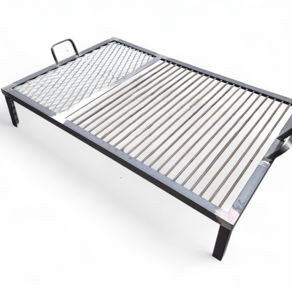 Parrilla metálica con rejilla y asas, ideal para asar al aire libre.