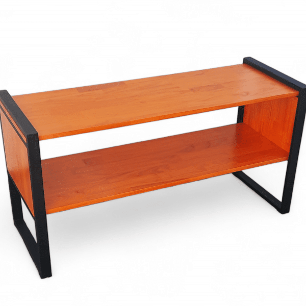 Banco de madera de dos niveles con estructura negra minimalista.