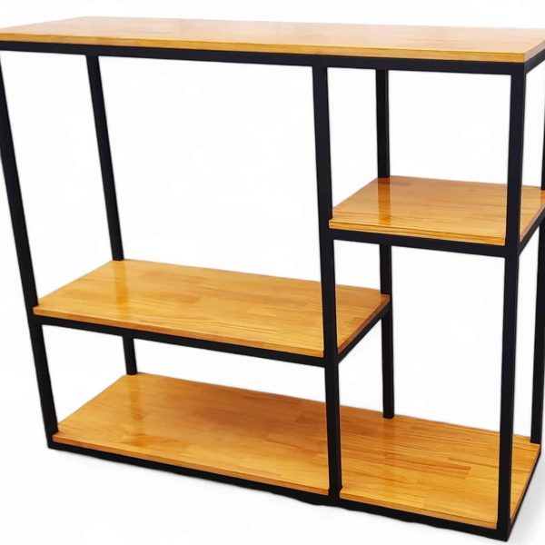 Estantería moderna de madera y metal con cuatro niveles asimétricos.