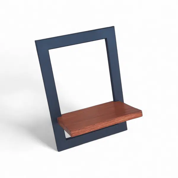 Estante moderno en forma de marco negro con repisa de madera.