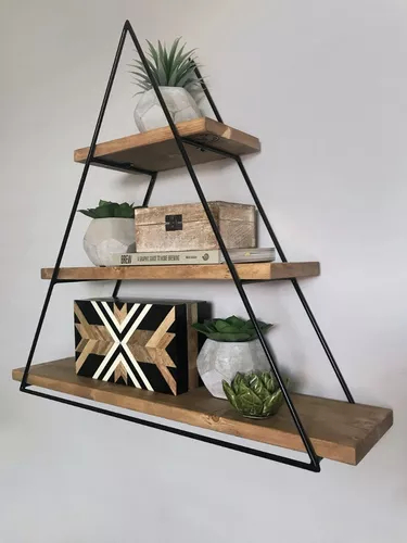 Estantería de pared triangular con plantas y decoraciones sobre estantes de madera.