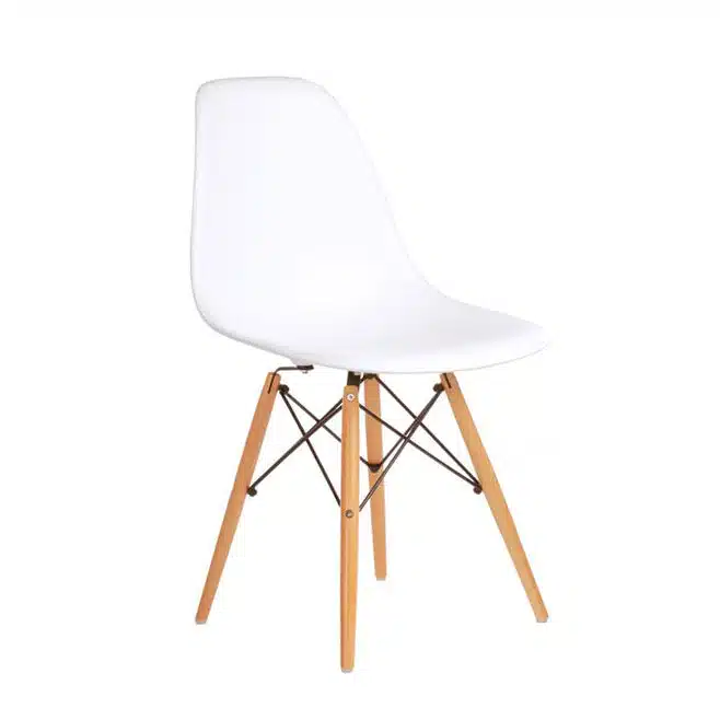 Silla moderna de plástico blanca con patas de madera y estructura metálica.