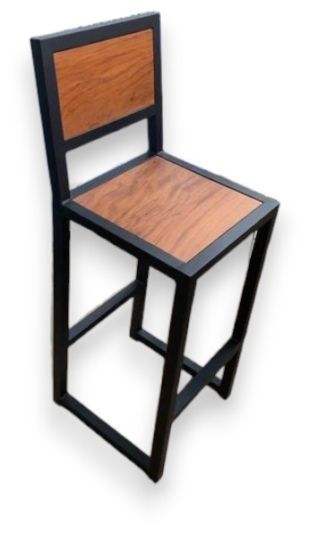 Silla alta de estructura metálica negra con asiento y respaldo de madera.