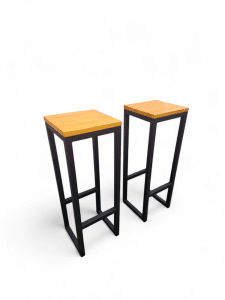 Dos taburetes banquetas de madera con estructura de metal negro, ideales para cocinas o bares modernos, añadiendo un toque elegante y funcional al espacio.