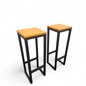 Dos taburetes banquetas de madera con estructura de metal negro, ideales para cocinas o bares modernos, añadiendo un toque elegante y funcional al espacio.