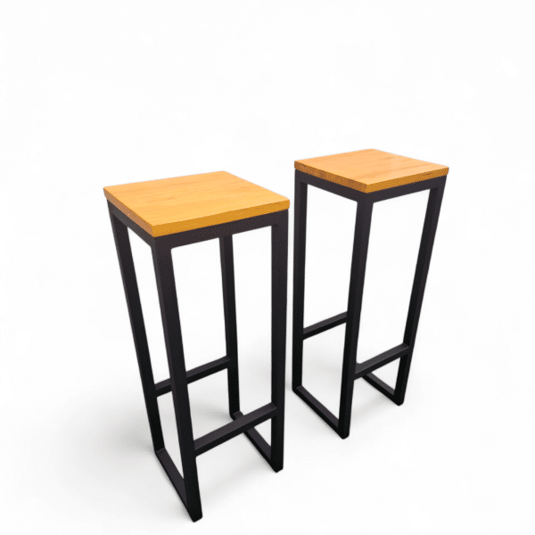 Dos taburetes banquetas de madera con estructura de metal negro, ideales para cocinas o bares modernos, añadiendo un toque elegante y funcional al espacio.