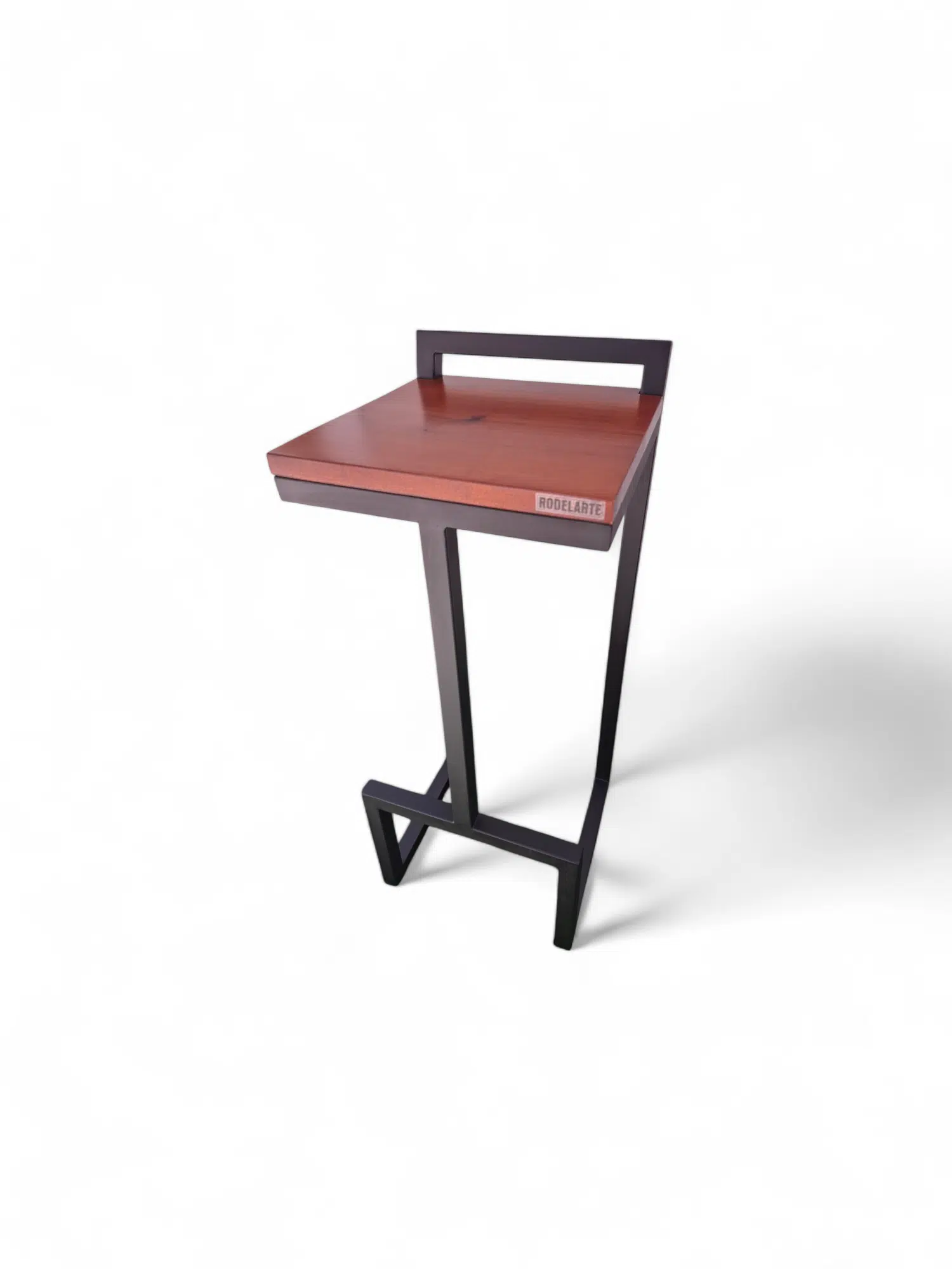 Mesa de diseño moderno con estructura metálica negra y superficie de madera marrón.