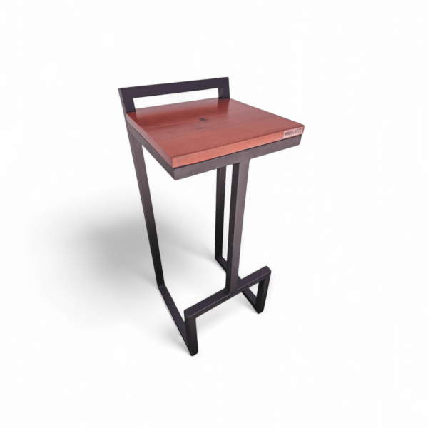 Banco minimalista de madera y metal, con asiento cuadrado y patas en forma de Z.