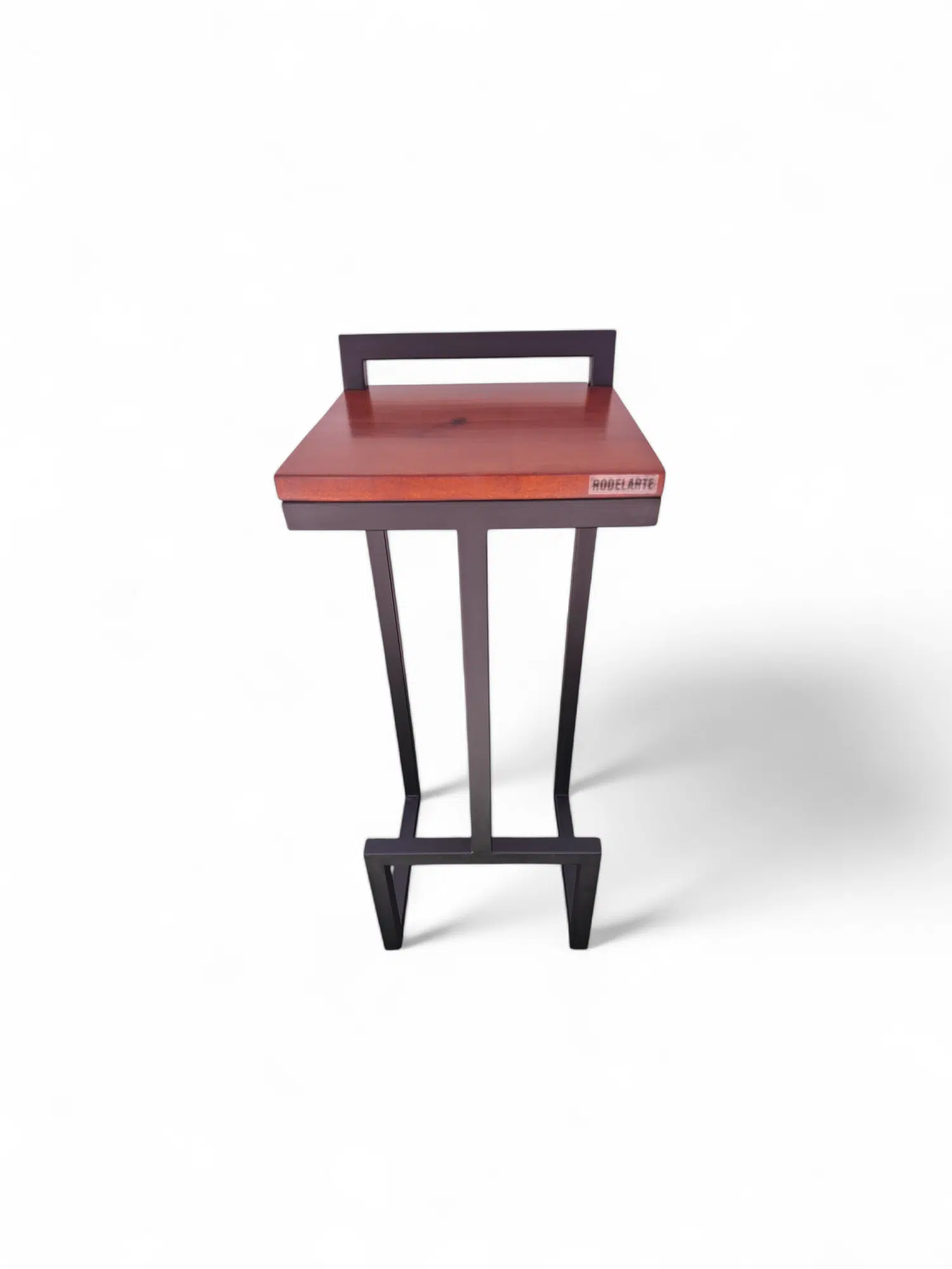 Taburete moderno con asiento cuadrado de madera y base de metal negra, diseño minimalista.