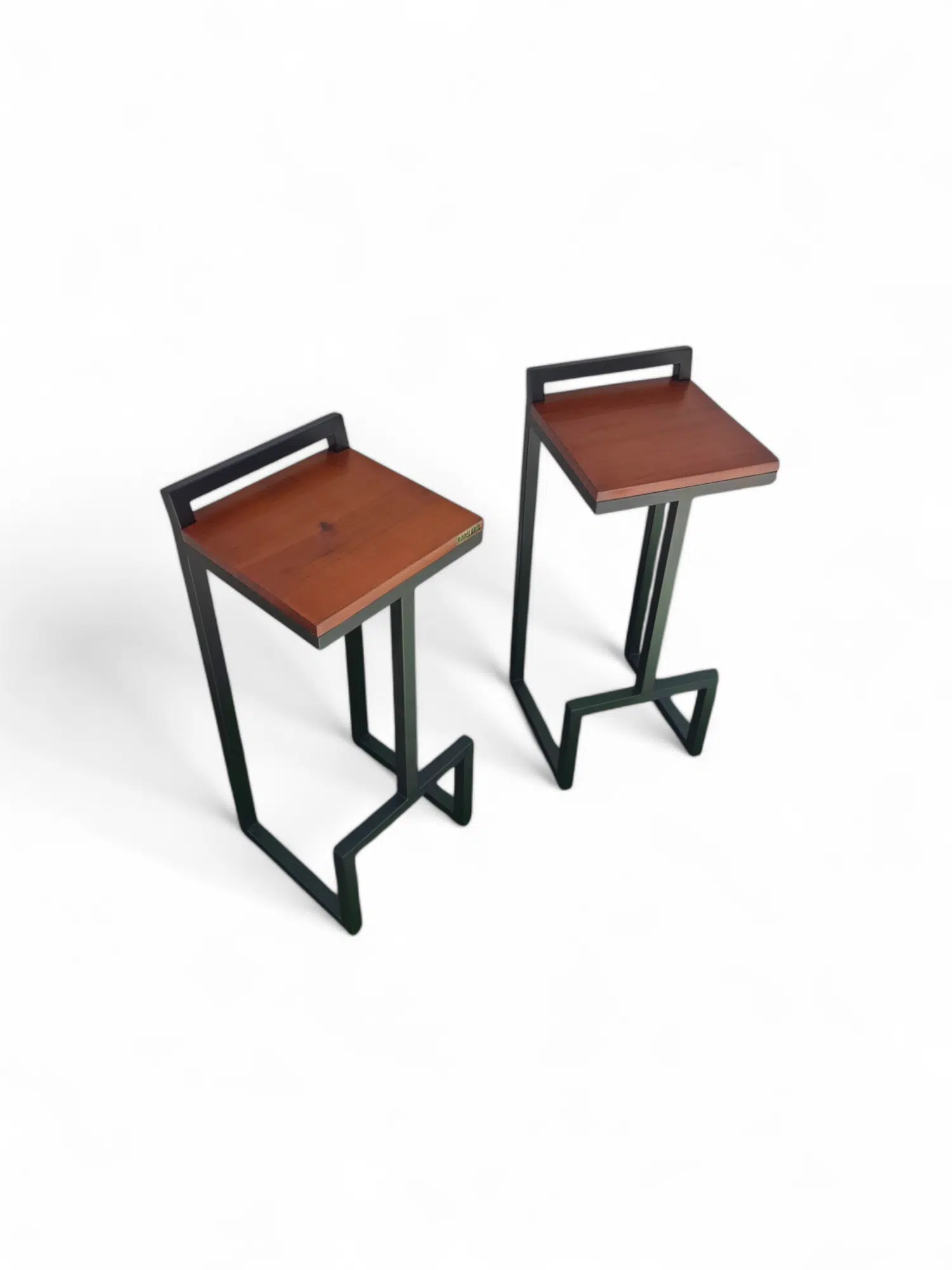 Dos taburetes con asiento de madera y estructura metálica negra en diseño geométrico.