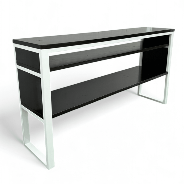 Mesa moderna con estantes negros y estructura blanca, ideal para decoración minimalista.