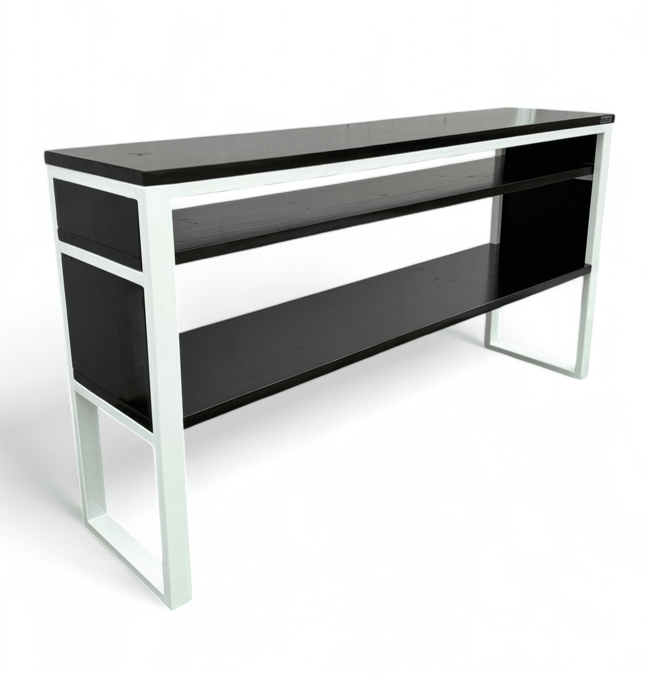 Mesa moderna con estantes negros y estructura blanca, ideal para decoración minimalista.