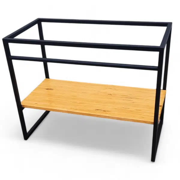 Mesa moderna con estructura metálica negra y estante de madera.