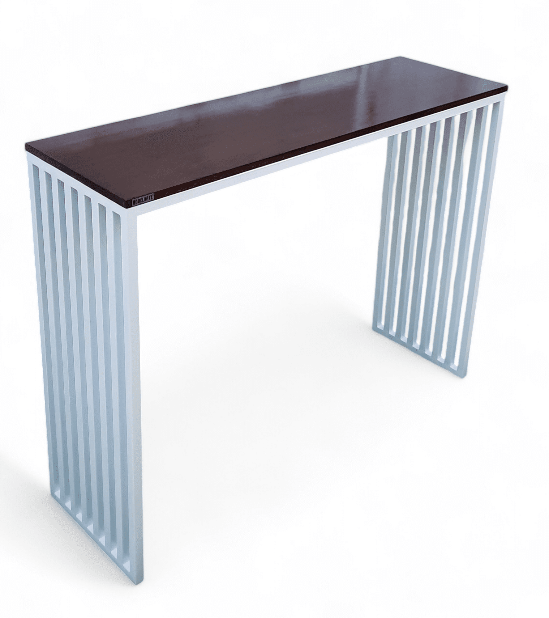 Mesa consola moderna con superficie de madera oscura y patas de rejilla blancas.