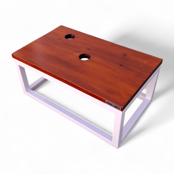 Mesa de madera con patas blancas y dos orificios redondos en el tablero.