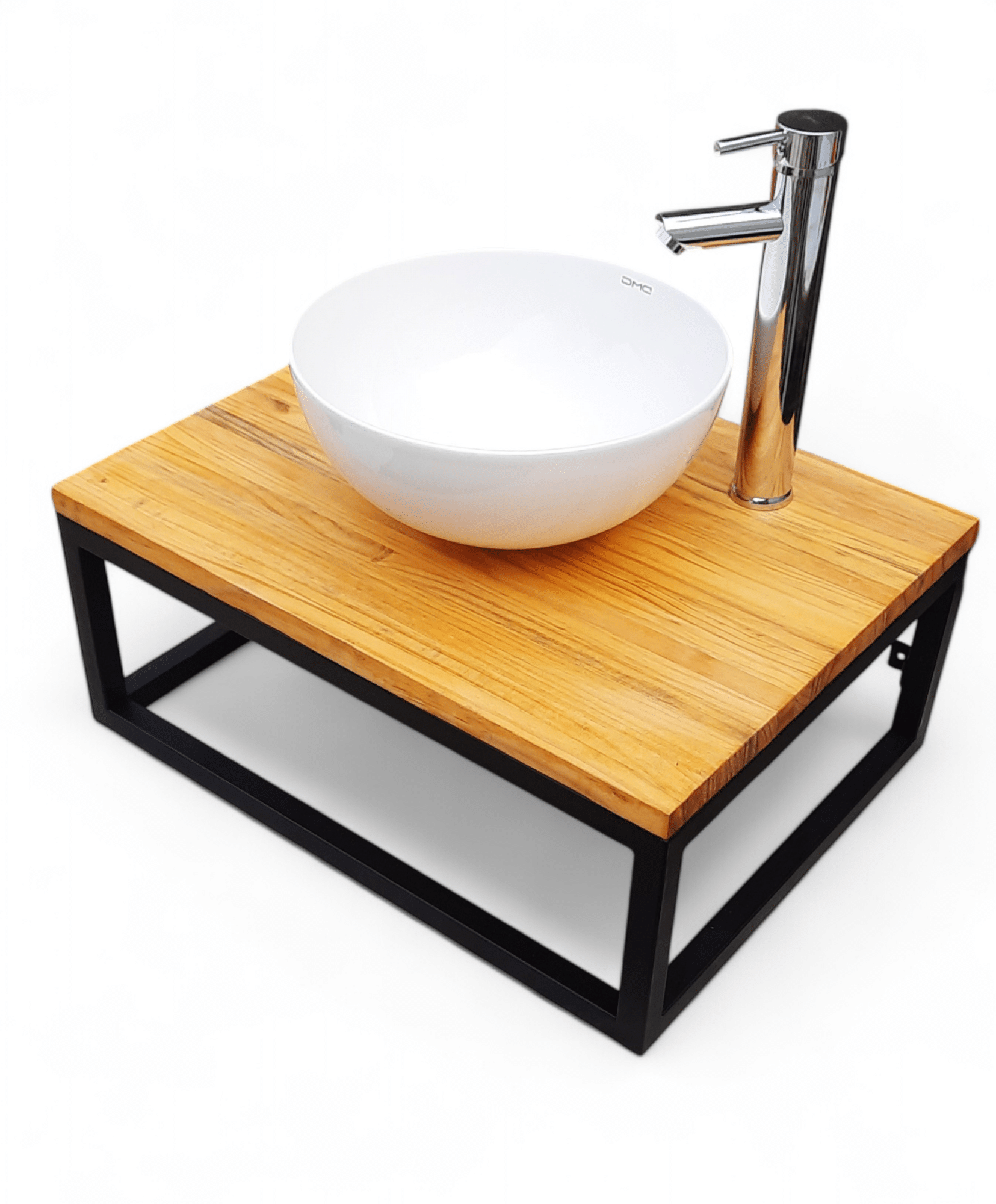 Lavabo moderno de encimera de madera con lavabo blanco y grifo cromado.