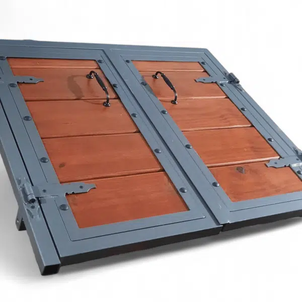 Puertas metálicas estilo rústico con paneles de madera, bisagras y manijas decorativas negras.