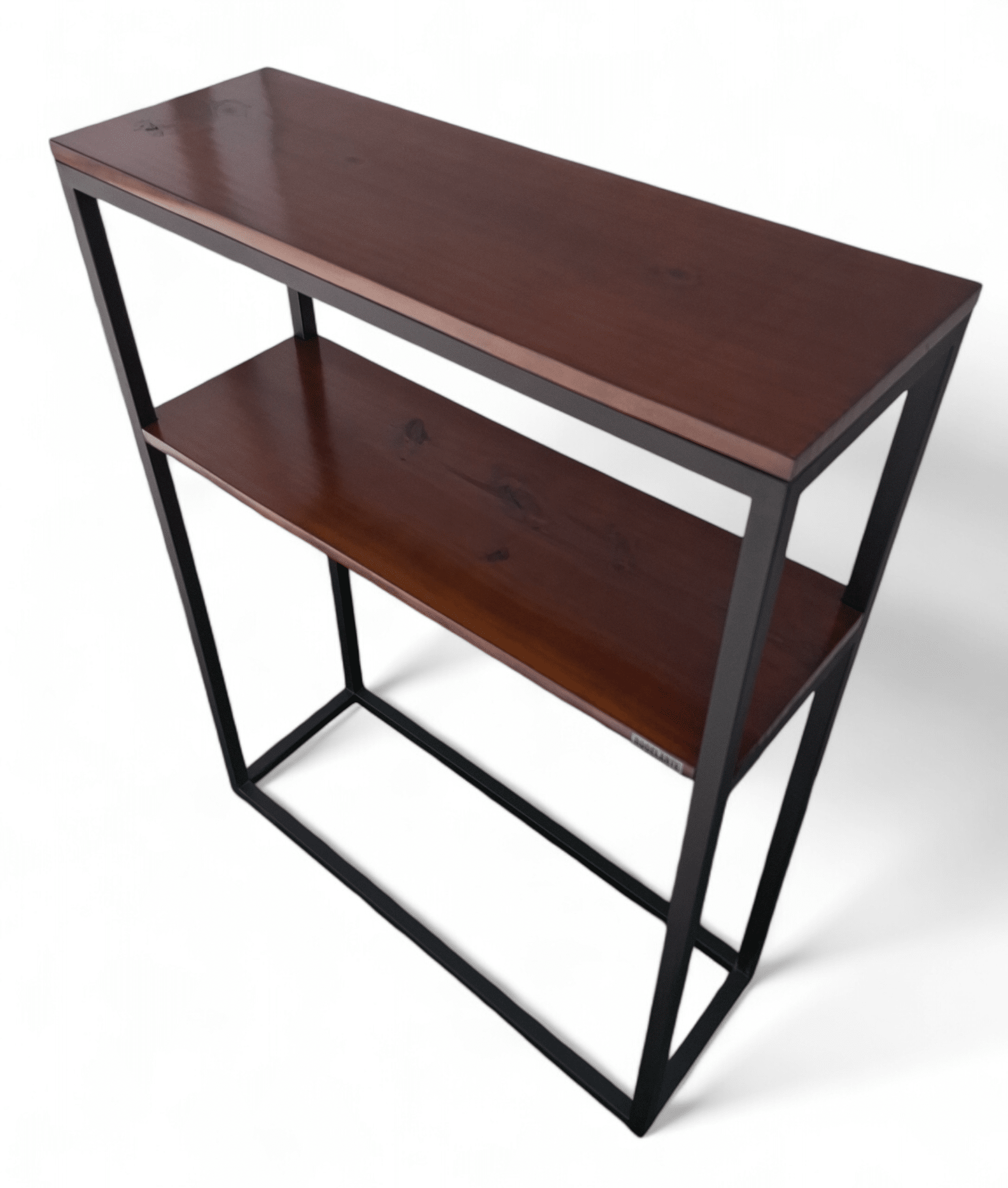 Mesa auxiliar de dos niveles con base de metal negro y superficies de madera oscura.