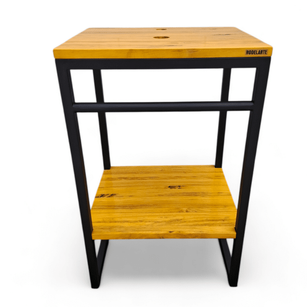 Mesa auxiliar de madera con estructura metálica negra y dos niveles.