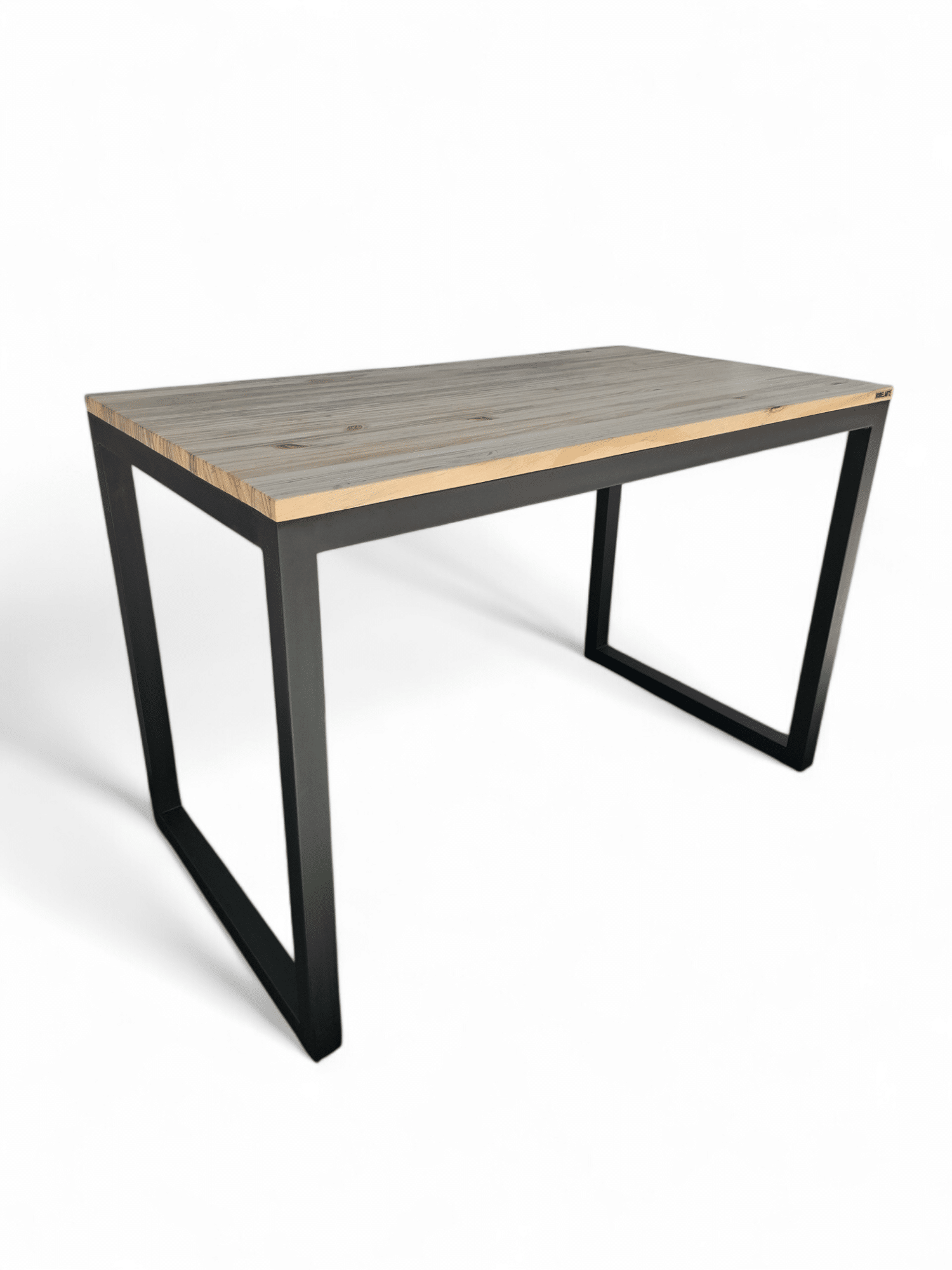 Mesa moderna con tablero de madera clara y patas de metal negro en un diseño minimalista.