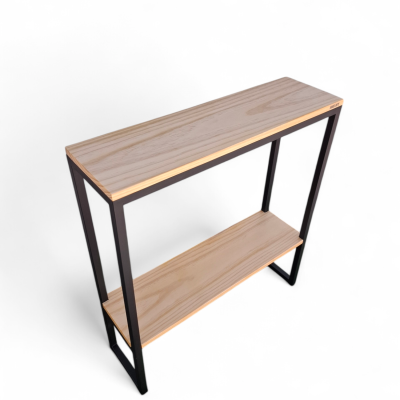 Mesa de madera con base de metal negro, diseño minimalista y dos niveles.