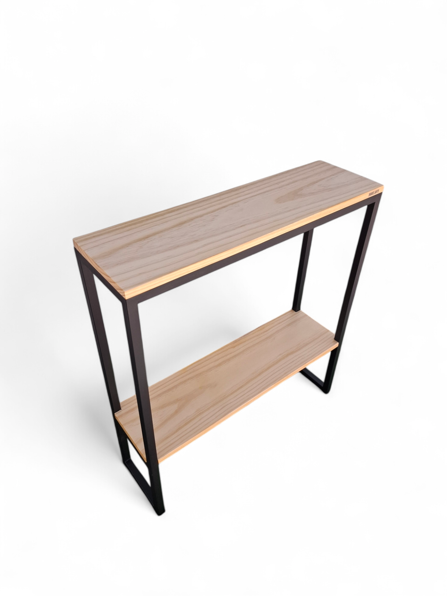 Mesa de madera con base de metal negro, diseño minimalista y dos niveles.