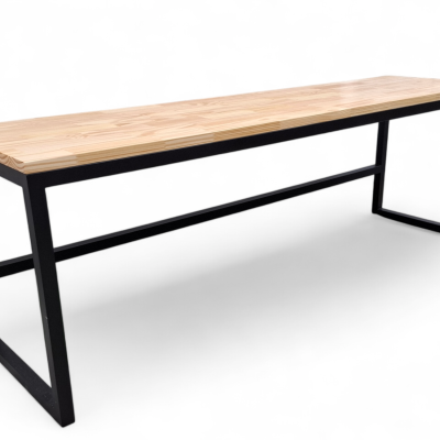 Mesa rectangular moderna con tablero de madera y estructura metálica negra.